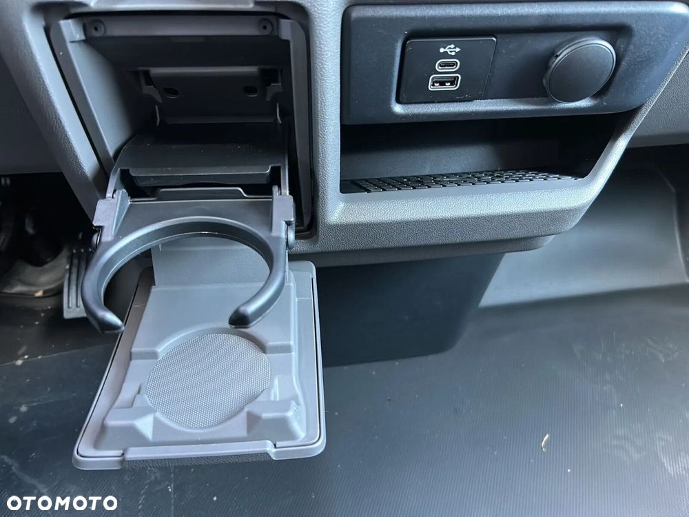 Volkswagen Caravelle - 31