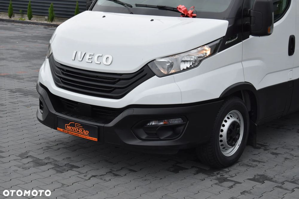 Iveco DAILY MAXI 35S16 / 2.3 - 160 KM / AUTOMAT HI-MATIC / NOWY MODEL / 3 OSOBY / DOSTAWCZE / BLASZAK / KLIMA / CZUJNIKI COFANIA / NISKI PRZEBIEG / 2022 / SERWISOWANY / Z NIEMIEC - 9