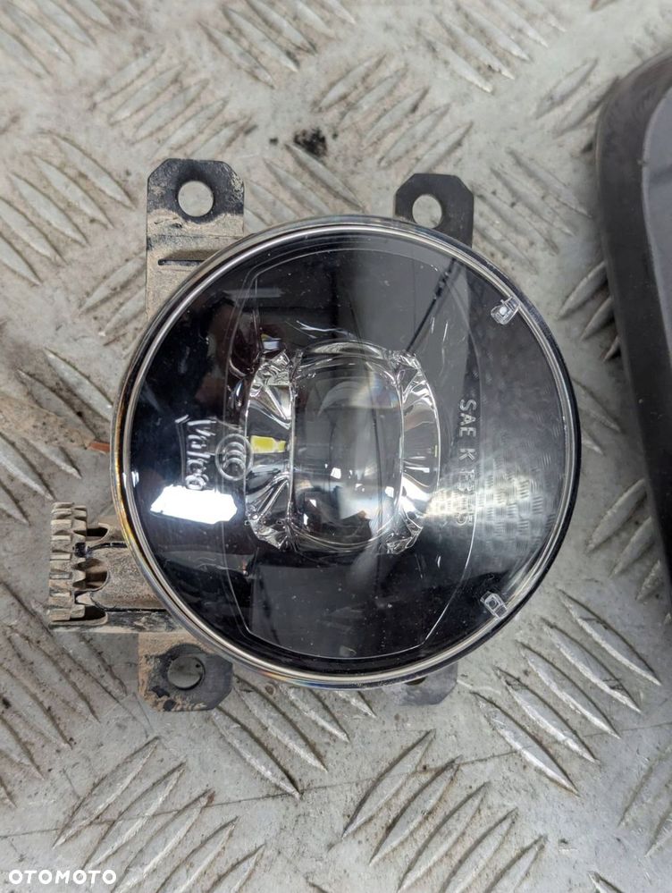 Ford Ranger V 2019-2023 Halogen ramka halogenu prawa - 2