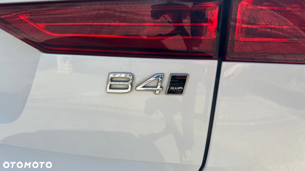 Volvo XC 60 B4 D AWD Plus Dark - 17