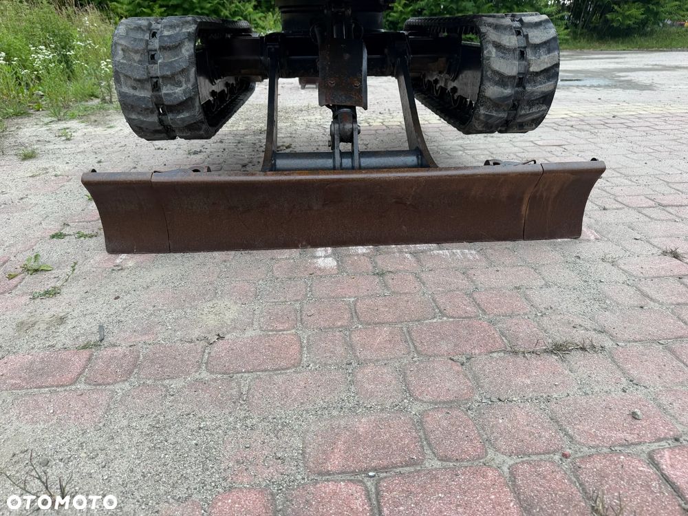 Yanmar SV18 Koparka Gąsienicowa 2 tony. Długie ramię PLUS. Szybkozłącze plus łyżka kopiąca. Rozsuwane Hydr. podwozie! Sprowadzona z Gospodarstwa Norweskiego! Maszyna jak Nowa z Salonu! 2017 rok. 1200 mtg! Gąsienice bez zużycia jak Nowe! szybka wolna jazda. Ani deka luzów i wycieków. OKAZJA Dodatkowe sekcje Hydrauliczne pod młot i wiertnice. Fabryczny lakier na podzespołach! Zebatki w pięknym stanie. Ogrzewana wentylowana Kabina. OKAZJA TANIO - 20