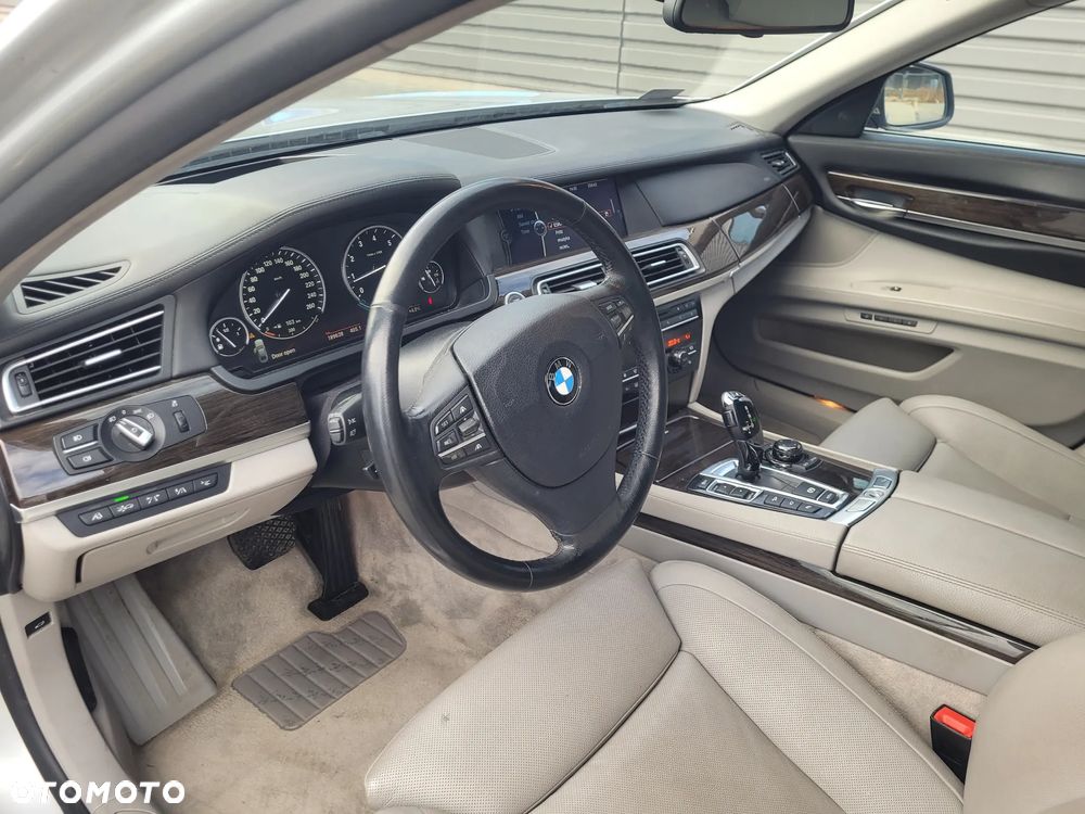 BMW Seria 7 750i L xDrive - 8