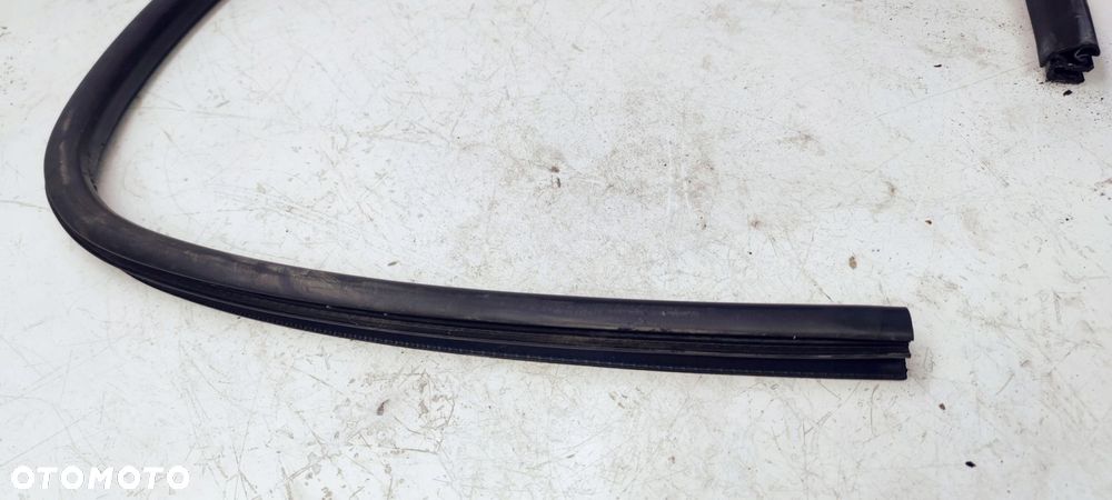 USZCZELKA DOLNA DRZWI AUDI A3 8P 8P7831707B - 2