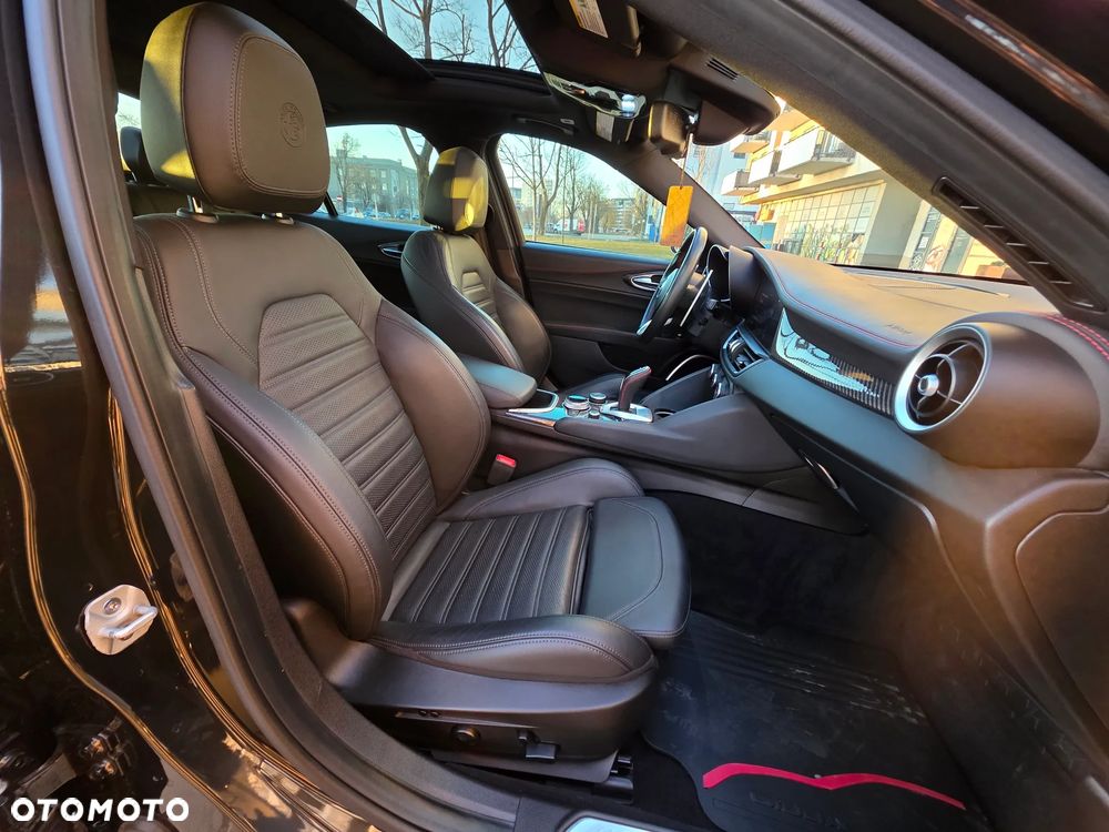 Alfa Romeo Giulia 2.0 Turbo 16V AT8-Q4 Estrema - 36