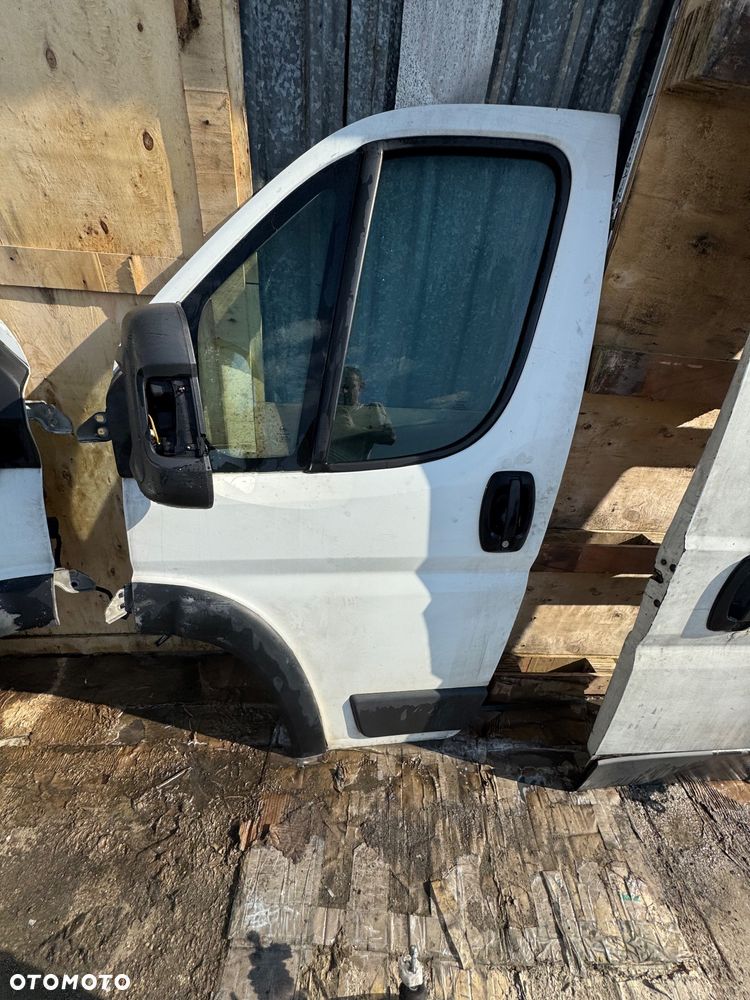 Fiat ducato 3 wysoki maxi biały 2. itd  Drzwi tył prawe lewe tylnie -500zl sztuka  drzwi przednie prawe lewe -500 zł kompletne sztuka  Lusterko prawe lewe 200 zł sztuka  Błotnik przedni prawy lewy -250 sztuka  Podszybie 150zl  Zbiorniczek spryskiwaczy 150 sztuka  Obudowa filtra powietrza filtr -200zl  Zbiorniczek płynu chłodzącego  -100 Maska  -250  Pas przedni z choodnicami -900zl  Serwo -100 Zderzak przód przedni  450 zł  Nadkole 100zł  Belka przod przednia -250 - 11