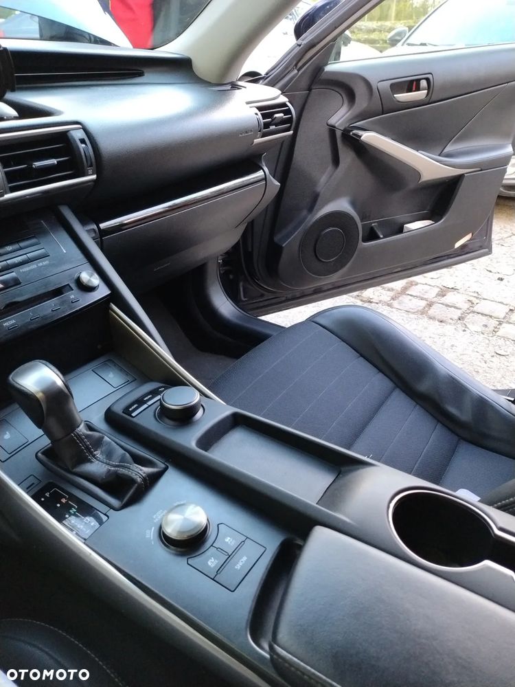 Lexus IS 300h Elegance - 6