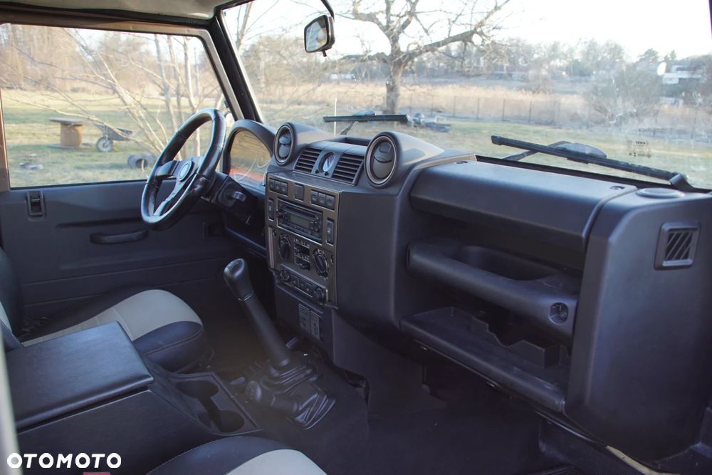 Land Rover Defender - 12