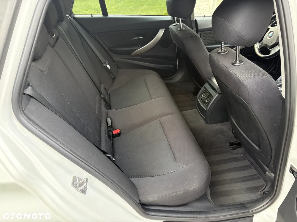 BMW Seria 3 318d Blue Performance Sport Line - 13