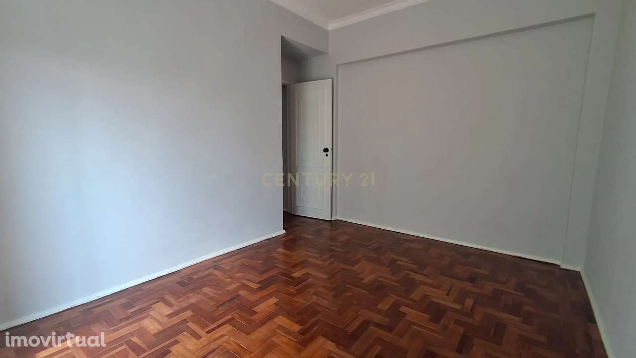 T3 com vista para a estação de Monte Abraão - Grande imagem: 3/15