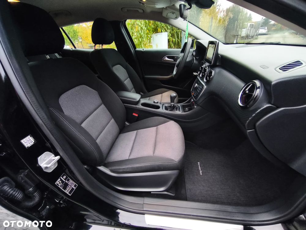 Mercedes-Benz GLA 180 Urban - 15