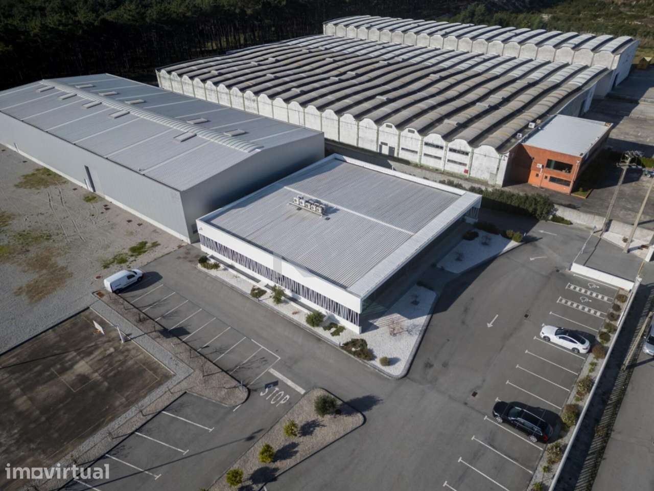 MAGNÍFICAS INSTALAÇÕES COM NAVE INDUSTRIAL/COMERCIAL E ESCRITÓRIOS NA - Grande imagem: 2/60