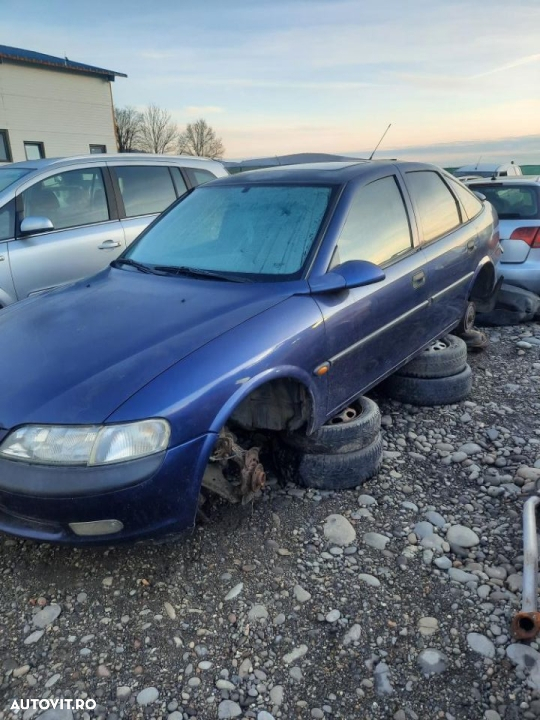 Dezmembrez Opel Vectra B