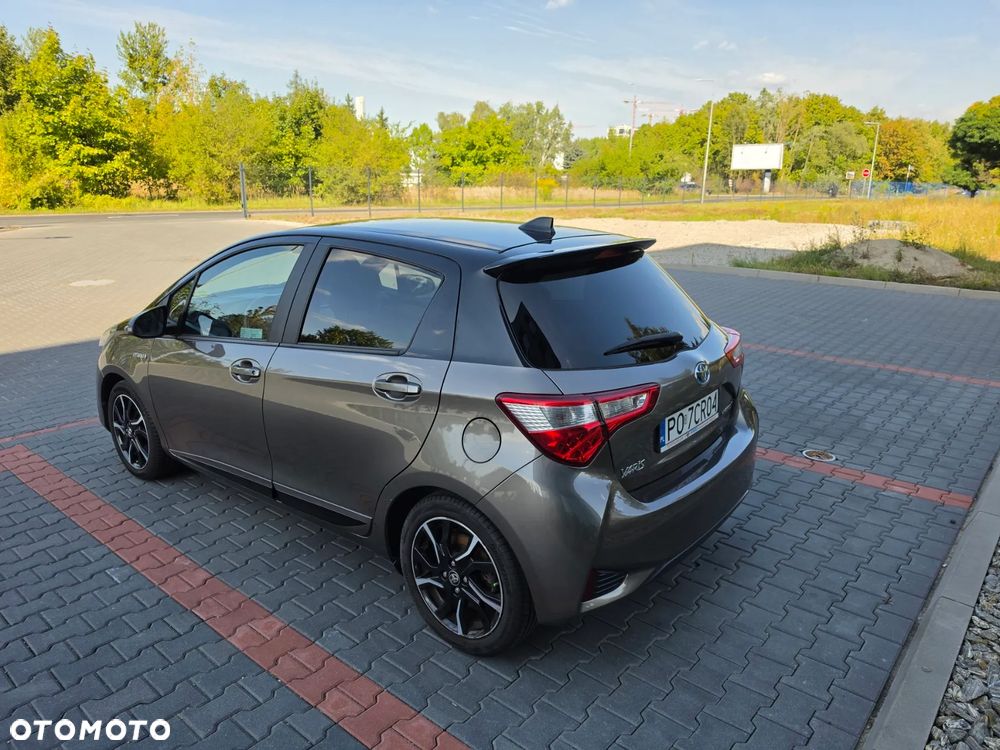 Toyota Yaris Hybrid 100 Selection Pure - 8
