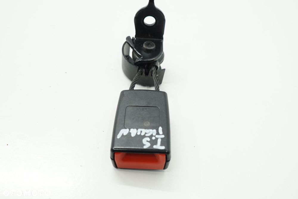 VW TIGUAN 5N 10R ZAPINKA PASA ŚRODKOWY TYŁ 5M0857753E - 1