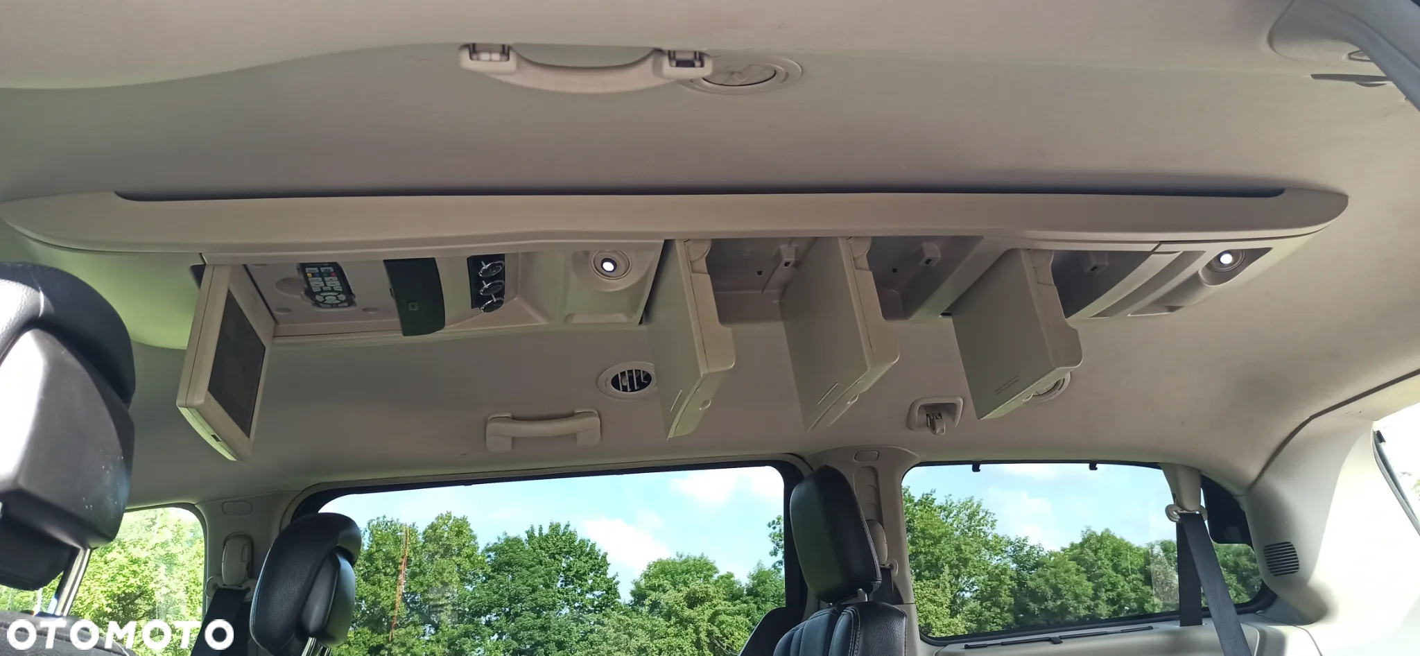 Chrysler Town & Country - 33