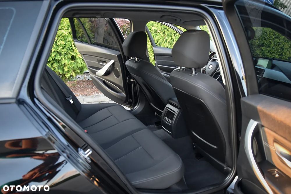 BMW Seria 3 318d Sport Line - 25