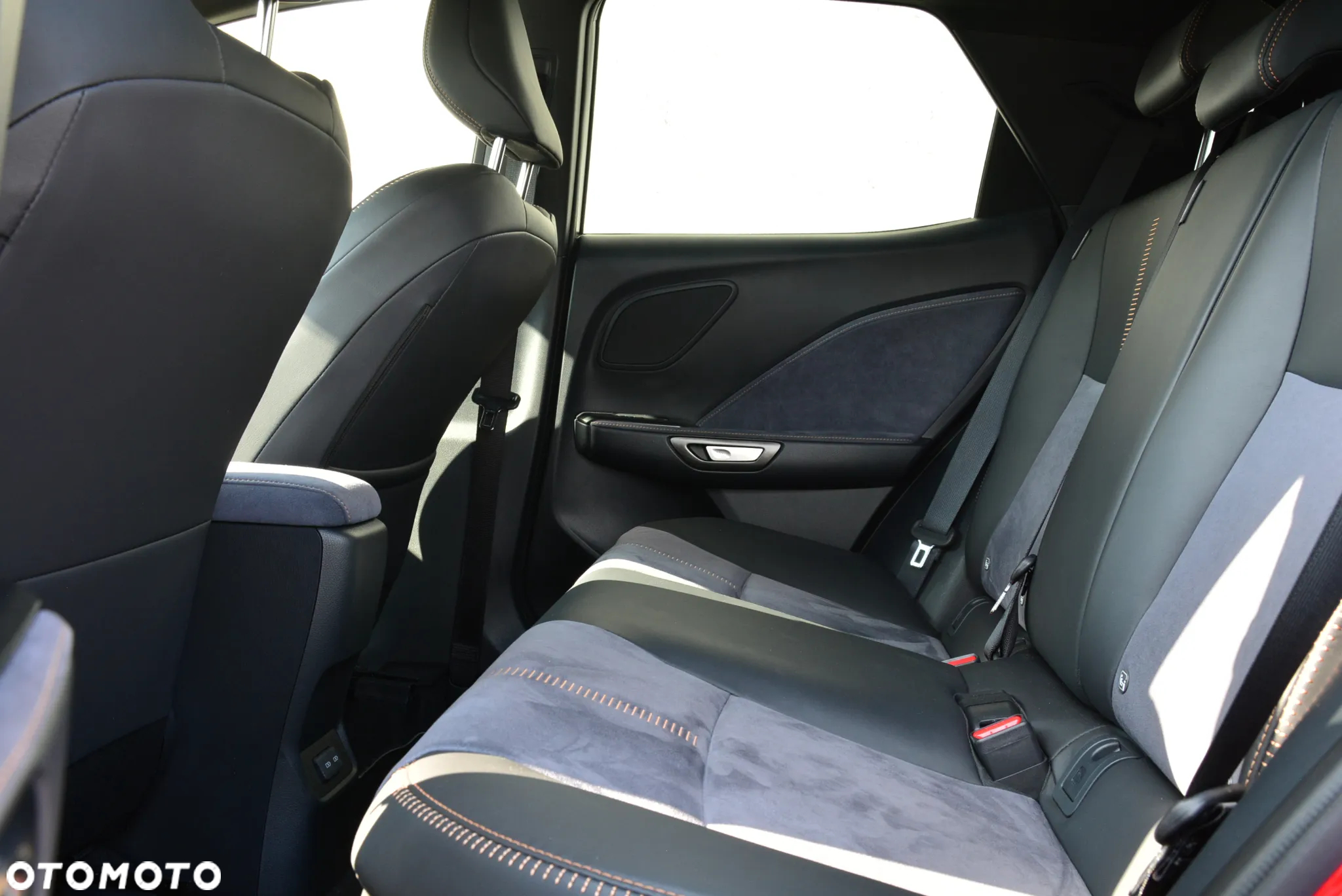 Lexus LBX 1.5 Hybrid Cool - 4