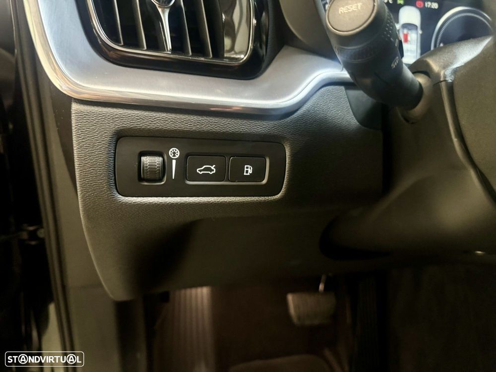 Volvo XC 60 2.0 T8 PHEV R-Design AWD - 21
