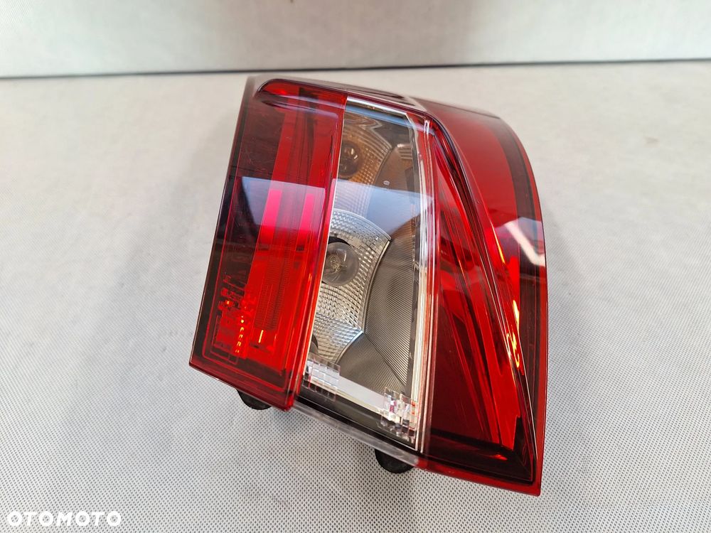 Skoda Superb III kombi lampa prawa tył 3v9945208A - 2