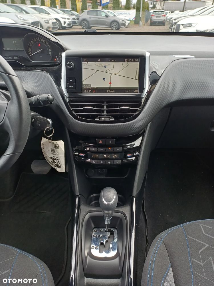 Peugeot 2008 1.2 Pure Tech GPF Signature S&S EAT6 - 23