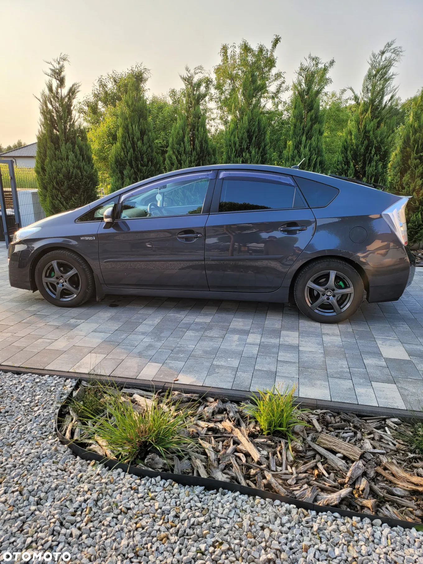 Toyota Prius (Hybrid) - 4