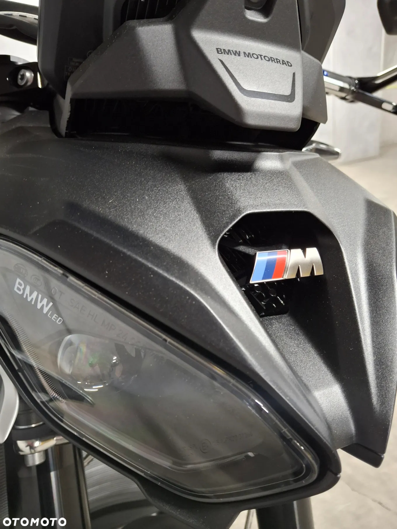BMW S - 8