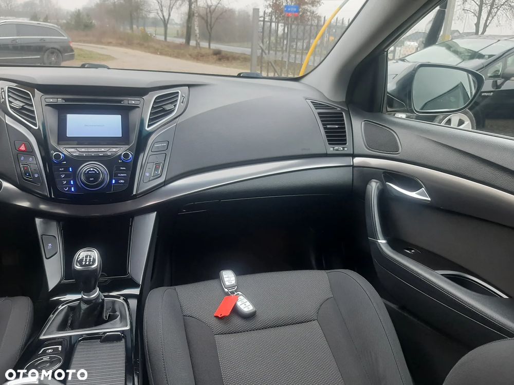 Hyundai i40 Kombi blue 1.6 Family - 27