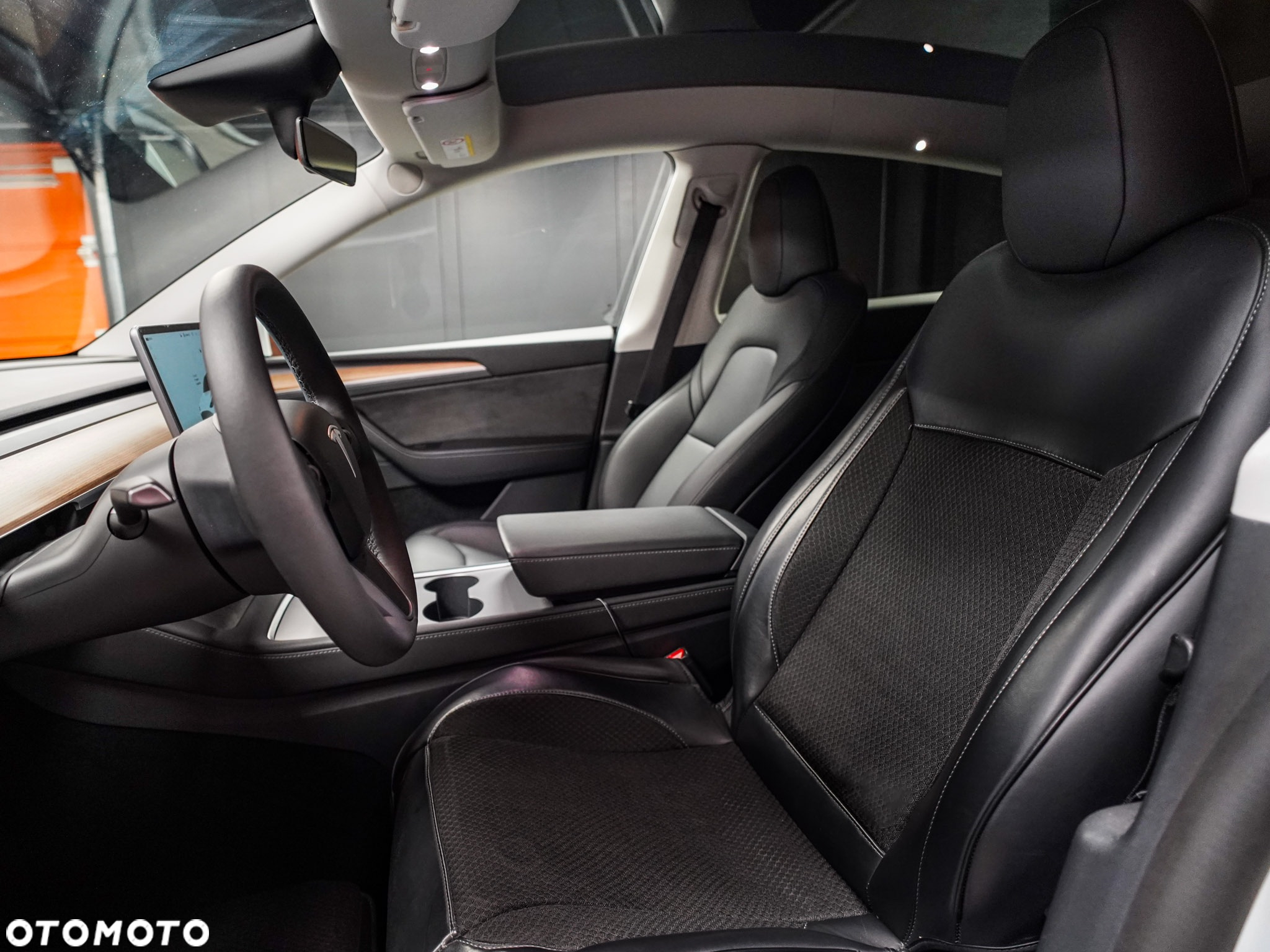 Tesla Y Performance AWD - 28