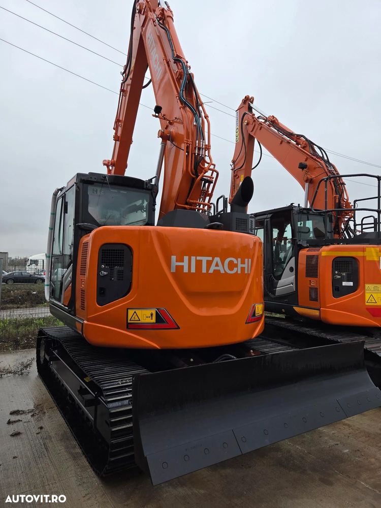 Hitachi ZX135-7, NOU, 2025, COMPACT-rotire gabarit senile, LAMA NIVELARE, Adancime sapaare 6m, Inst picon, camera spate, camere laterale, Consum 6l/h, Masa operationala 16t, Cupa 1,2m latime, Ridica 9t, latime 2,49m, leasing 5 ani ,PROMOTIE 133.900 Eur+Tva - 24