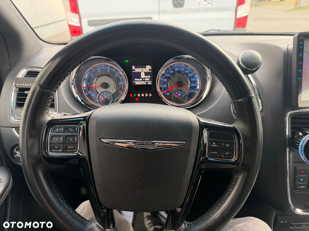 Chrysler Town & Country - 9