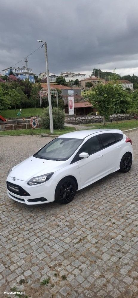 Ford Focus 2.0 EcoBoost ST c/ Pack Pele Desportiva - 9