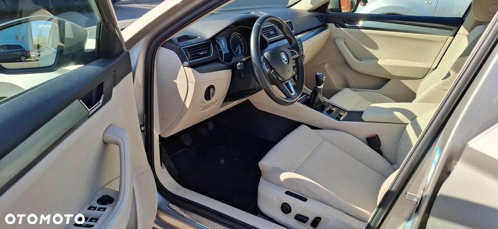 Skoda Superb 2.0 TDI Premium Edition - 8