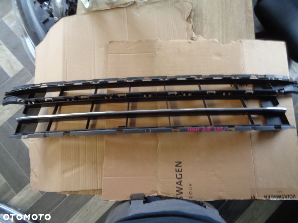 VOLKSWAGEN PASSAT B8 ŚRODKOWA KRATKA ZDERZAKA - 1