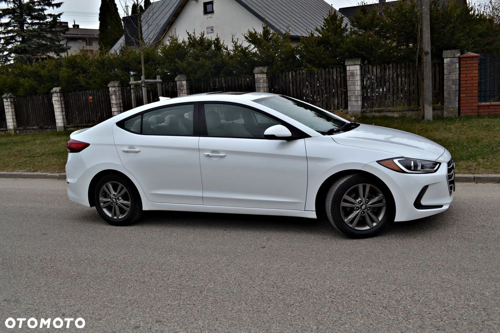 Hyundai Elantra - 24