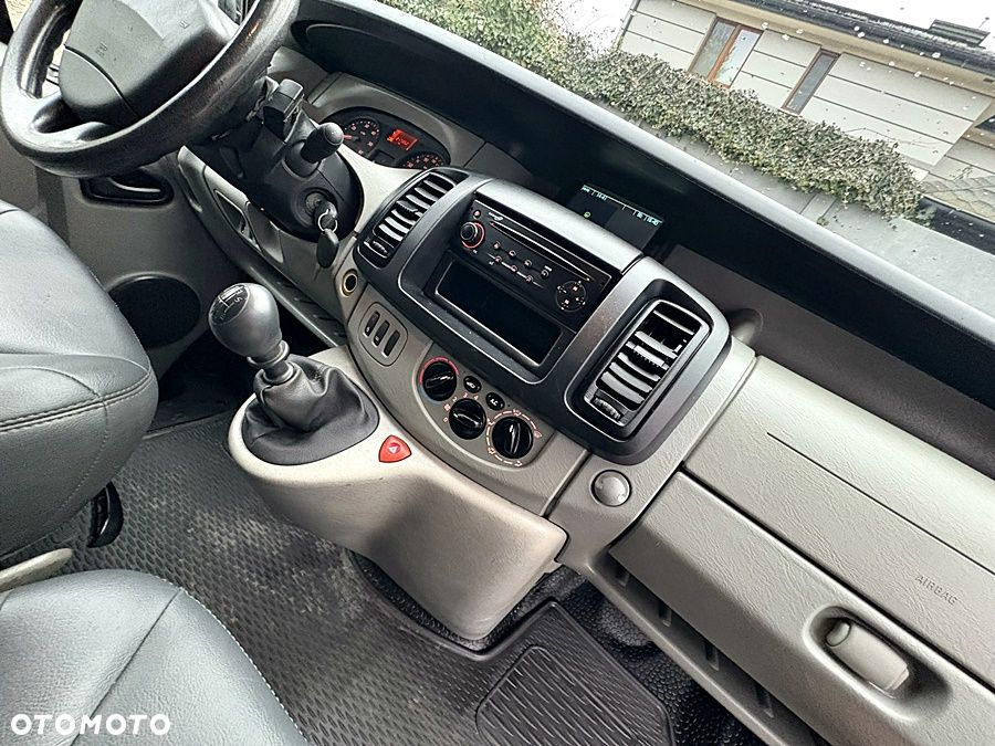 Renault TRAFIC 2.0 dCi na łańcuchu 6 biegów Klima Nawigacja Skóra Elektryka B ładnie utrzymany Oryg 217 tys km 1 Właściciel Bagażnik dachowy Drabina 2007 rok - 22