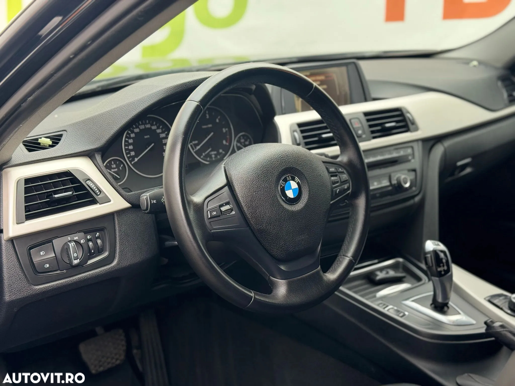 BMW Seria 3 318d Touring Aut. - 37