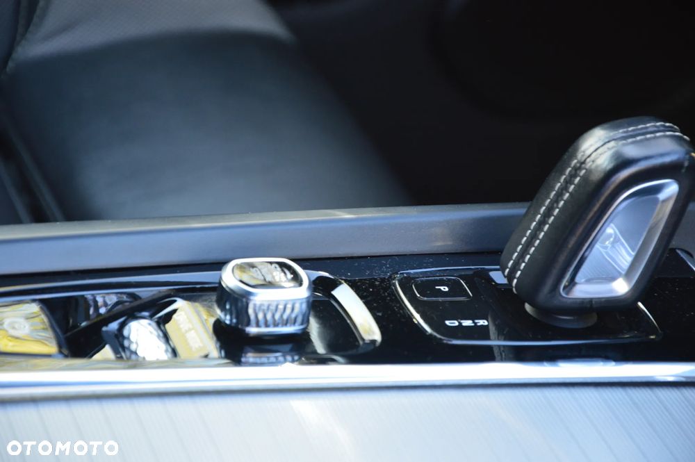 Volvo XC 60 B4 D AWD Ultimate Dark - 21