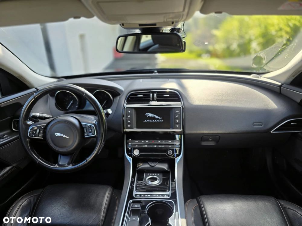 Jaguar XE 2.0 D Prestige - 12