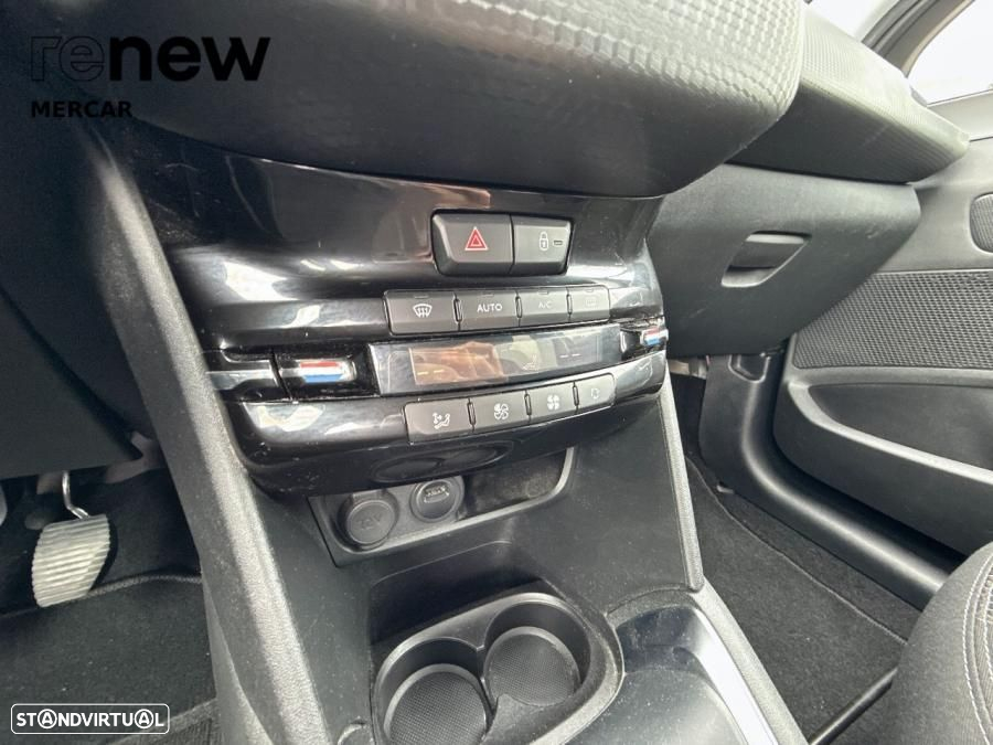 Peugeot 208 - 18
