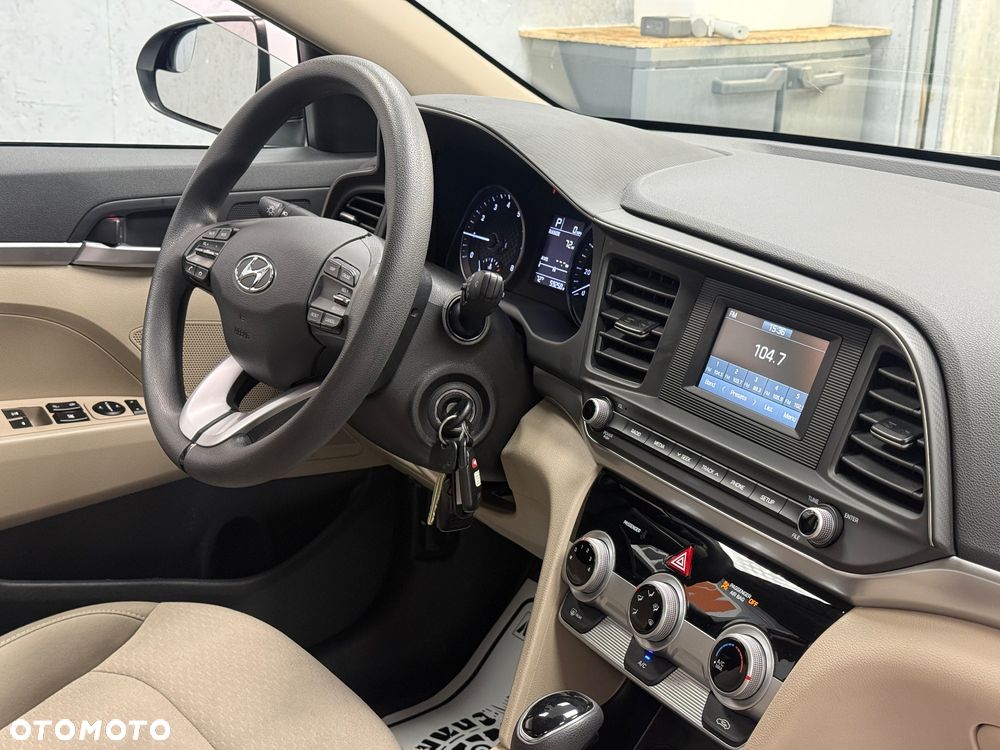 Hyundai Elantra - 11