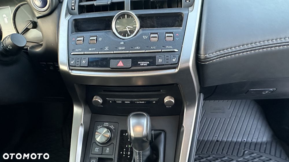 Lexus NX 300h Elite AWD - 34