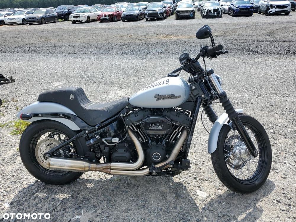 Harley-Davidson Softail Street Bob - 15