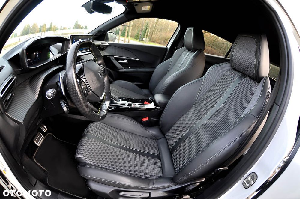 Peugeot 2008 BlueHDi 130 EAT8 GT - 25