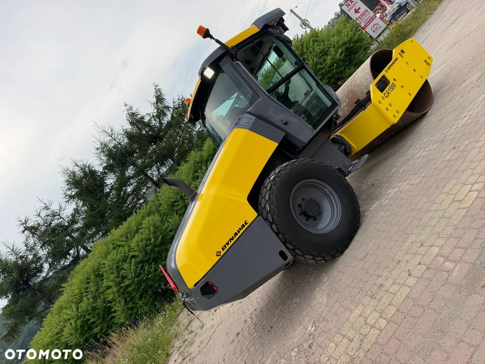 Dynapac Atlas Copco CA1500 D Walec Drogowy Terenowy Guma-Stal. 9 ton. Import Norwegia 2015rok. Maszyna w pięknym stanie! Wentylacja Klima. Serwisy w Dekra AKTUALNE 2026r. Zero zniszczeń IGŁA Po serwisach eksploatacyjnych w Norwegii. Walec z Upadłości od pierwszego właściciela. Obrotowy fotel wraz ze sterowaniem. Dokumenty Dekra! Silnik Cummins 110Km. Nagłośnienie radio! Usb. Zero luzów i wycieków! Niski Przebieg 200mtg. Oryginał! Wielka Okazja - 32