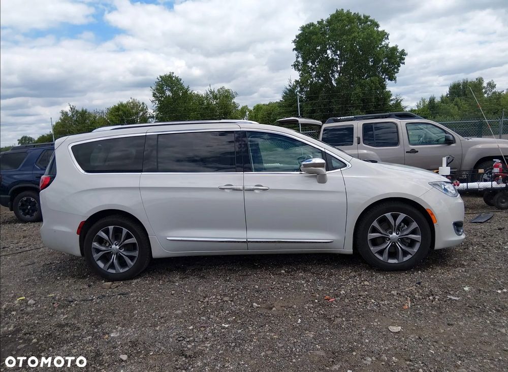 Chrysler Pacifica - 2