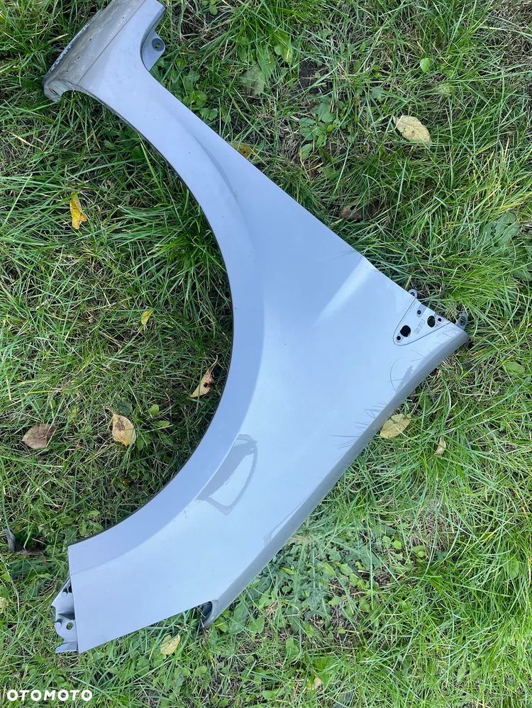 Clio III błotnik prawy przód 185