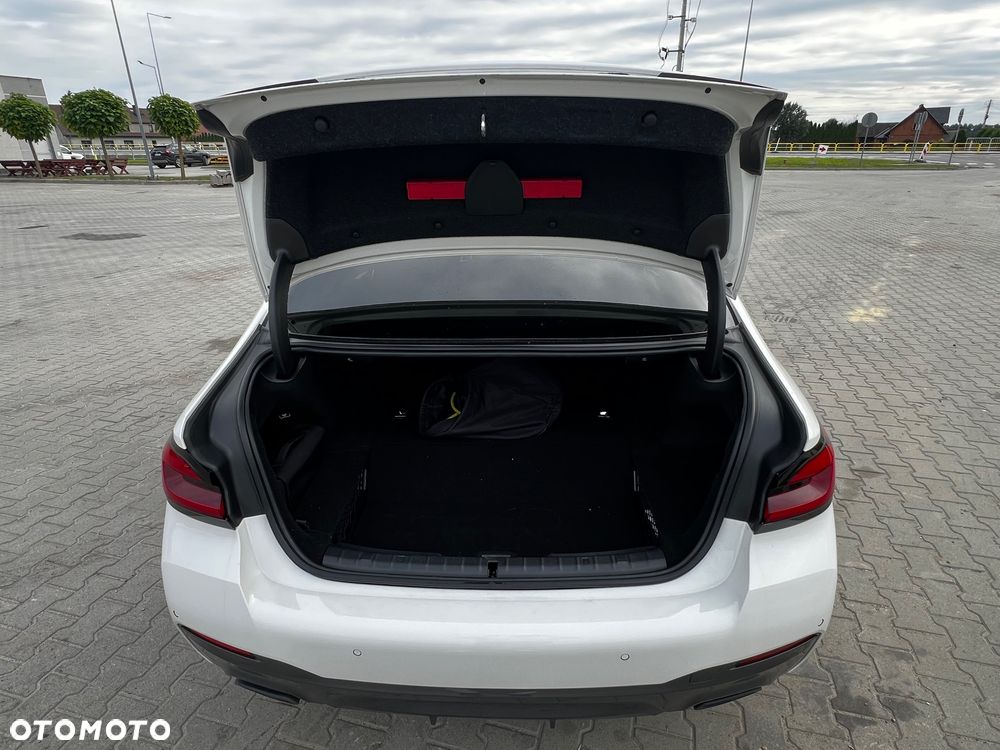 BMW Seria 5 530e xDrive M Sport Edition - 34