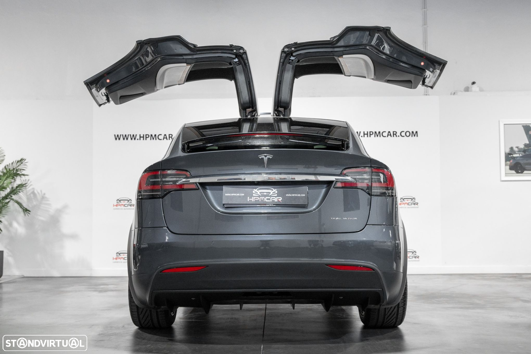 Tesla Model X - 8