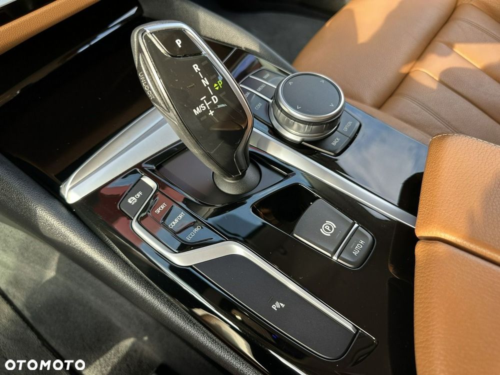 BMW Seria 5 520d xDrive - 28