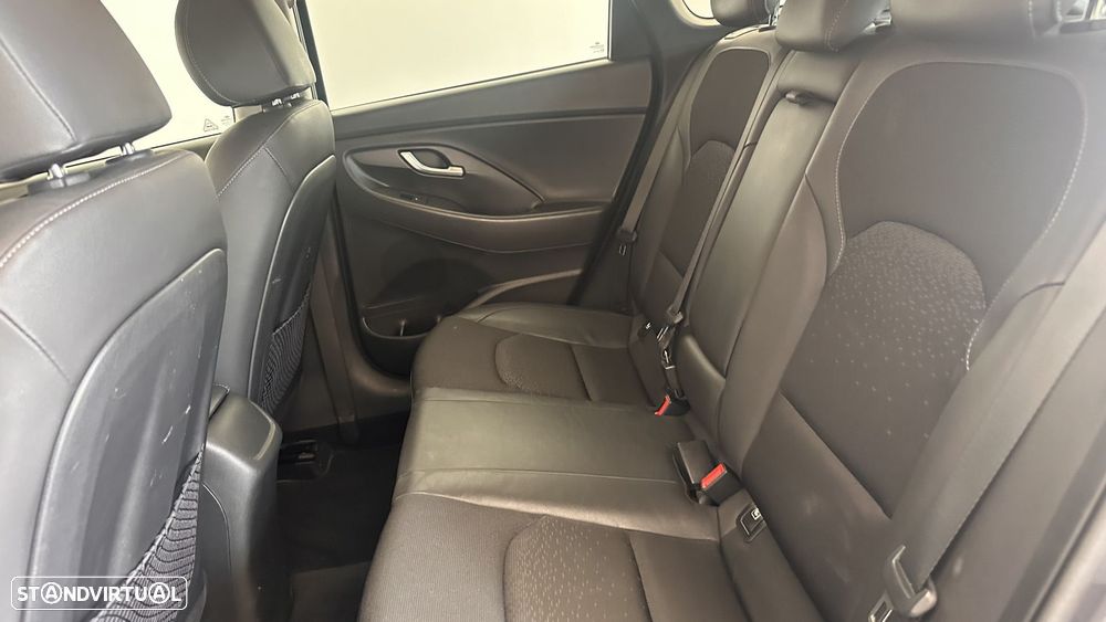 Hyundai i30 SW 1.6 CRDi Blue Comfort Auto AC+J17 - 23